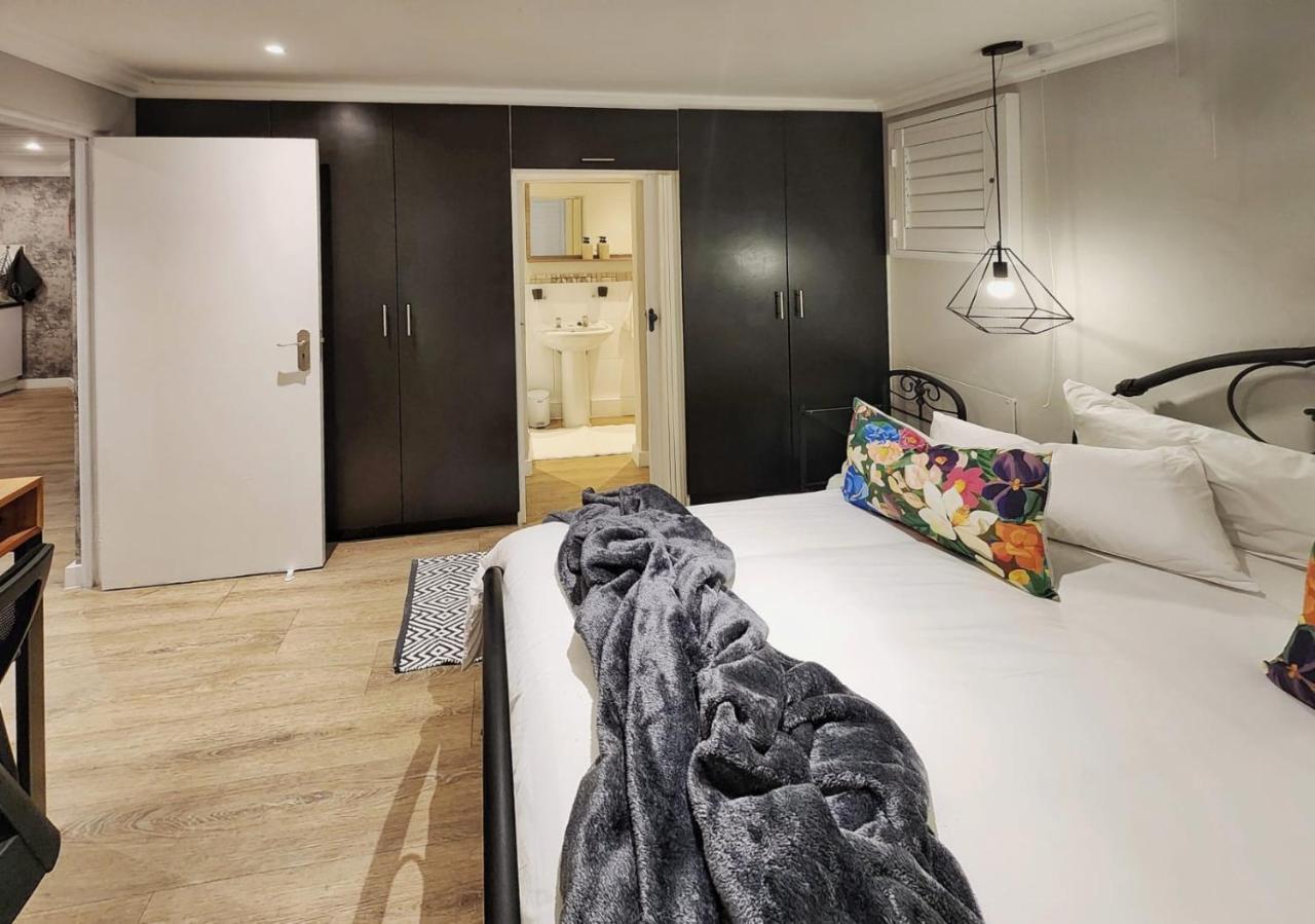 10 On Gillian Self-catering - Not Affected By Loadshedding Apartment