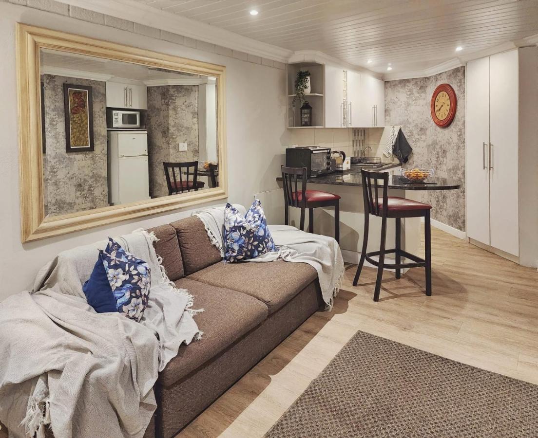 10 On Gillian Self-catering - Not Affected By Loadshedding Apartment *