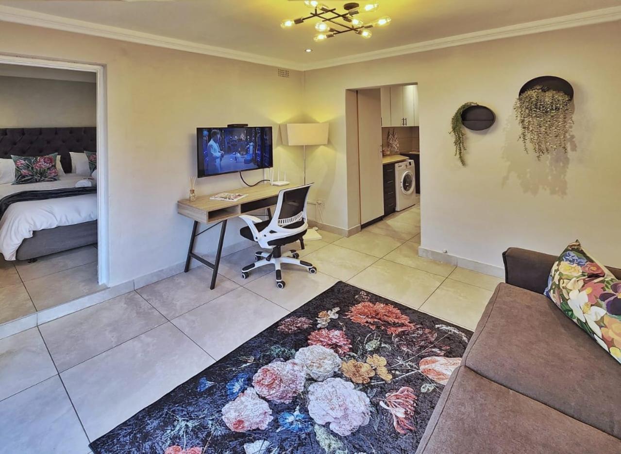 10 On Gillian Self-catering - Not Affected By Loadshedding Apartment